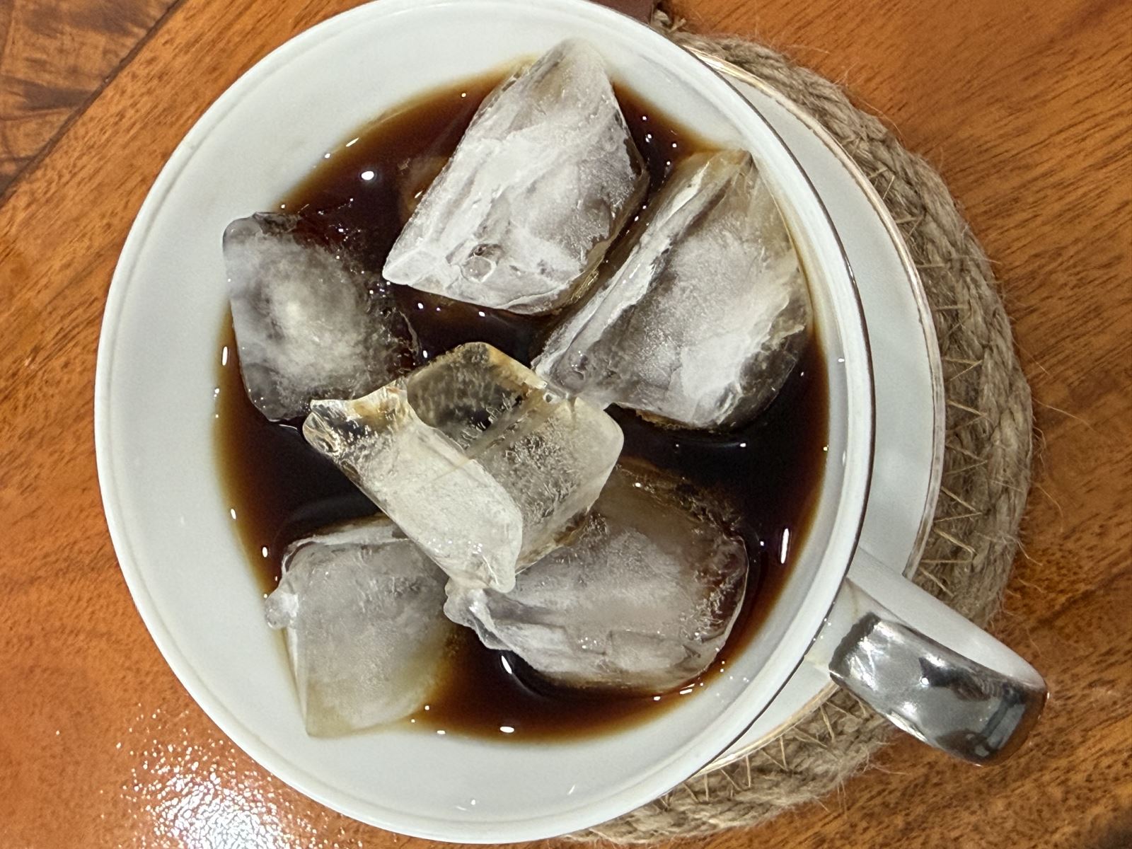 04 DẤU HIỆU CẢNH BÁO BẠN ĐANG UỐNG QUÁ NHIỀU CÀ PHÊ